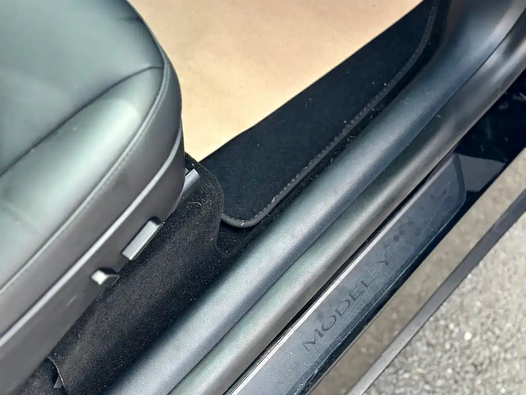 Tesla Model Y — миниатюра 12