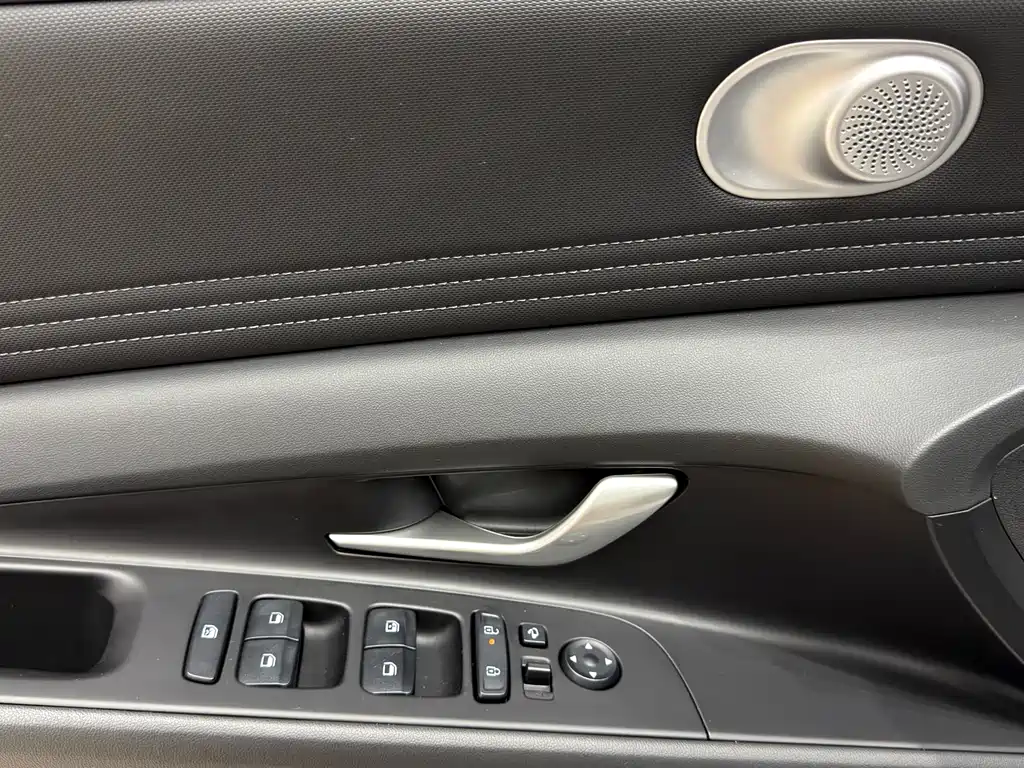 Hyundai Elantra — миниатюра 12