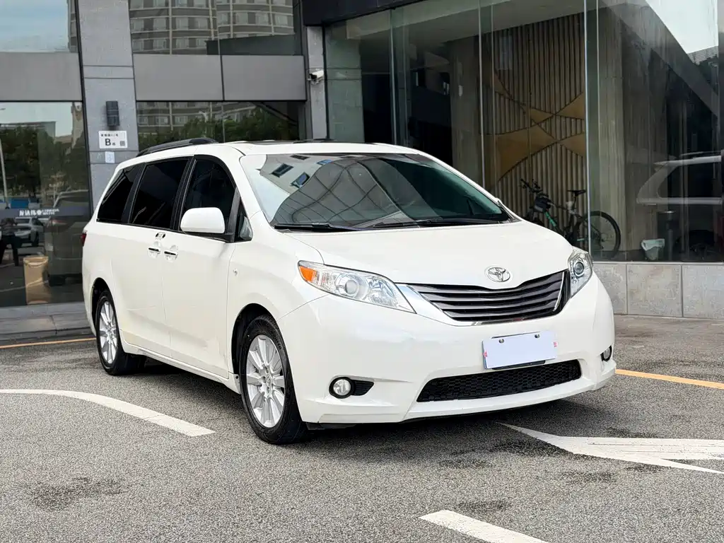 Toyota Sienna — миниатюра 3