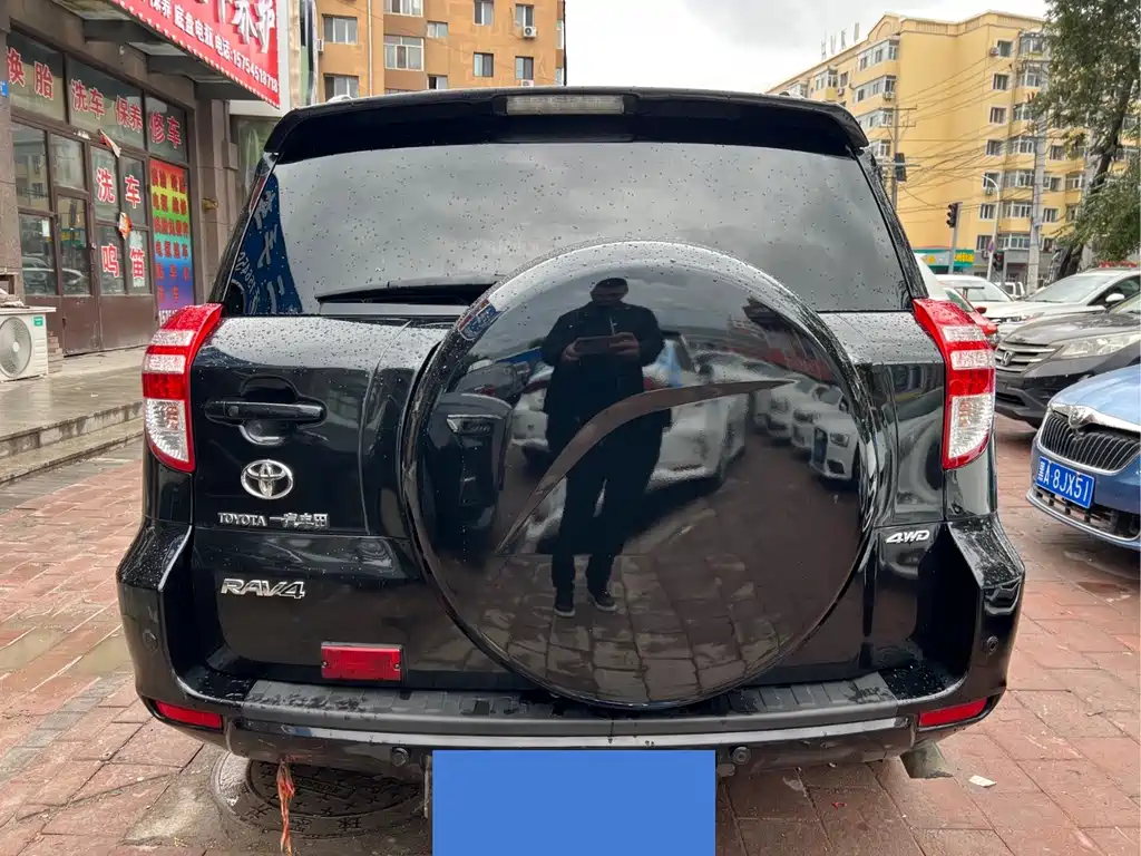 Toyota RAV4 — миниатюра 6