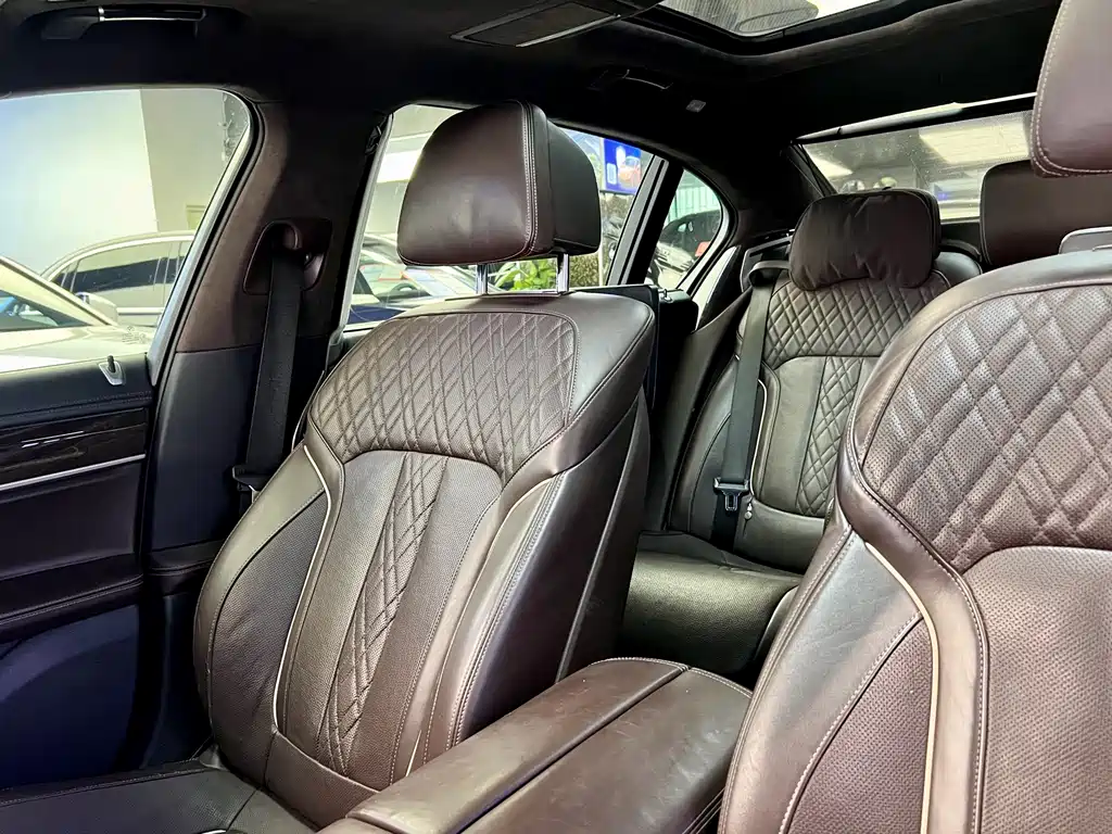 BMW 7 Series — миниатюра 16