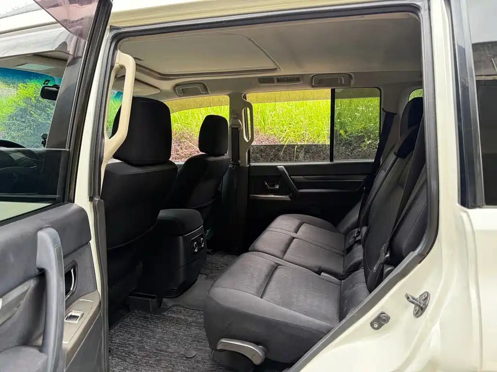 Mitsubishi Pajero (Import) — миниатюра 5