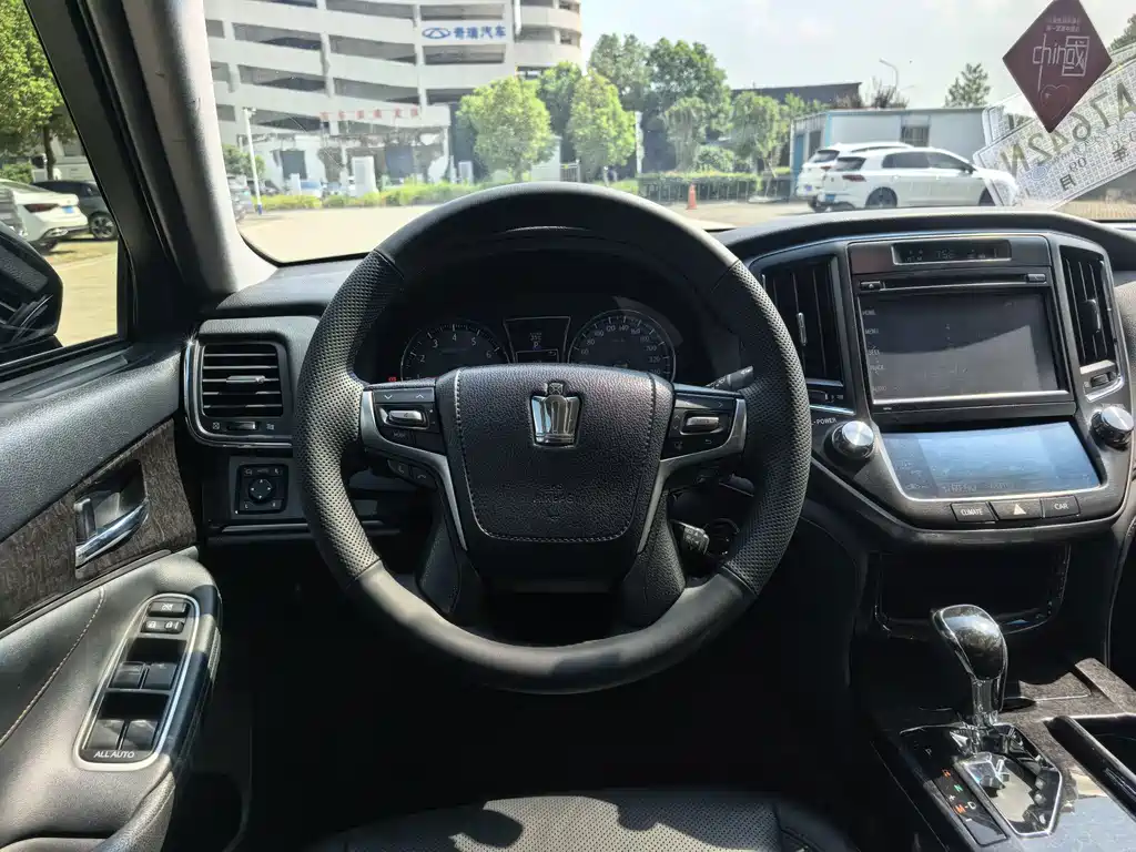 Toyota Crown — миниатюра 8