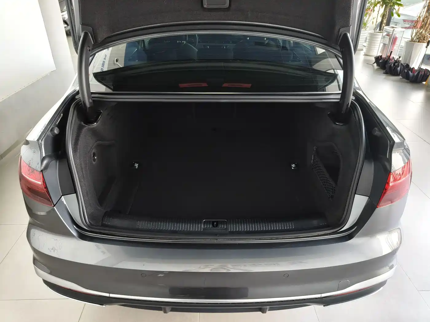 Audi A4L id 4622377 из Китая 10