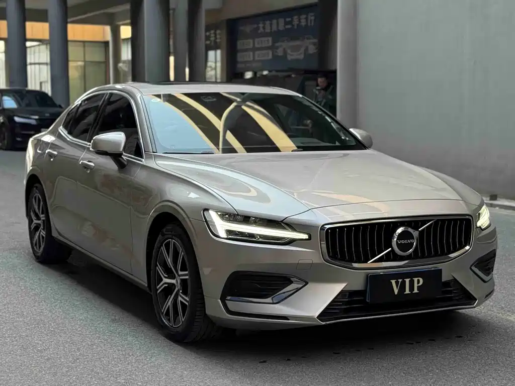 Volvo S60 2023 B4 Luxury