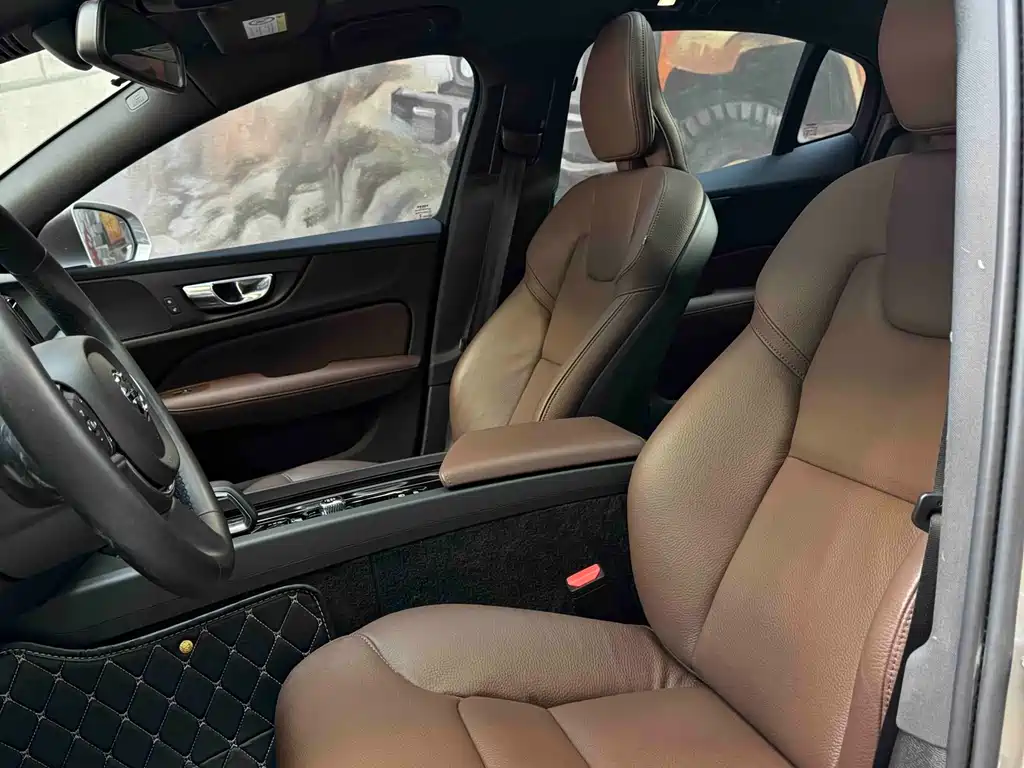 Volvo S60 2023 B4 Luxury