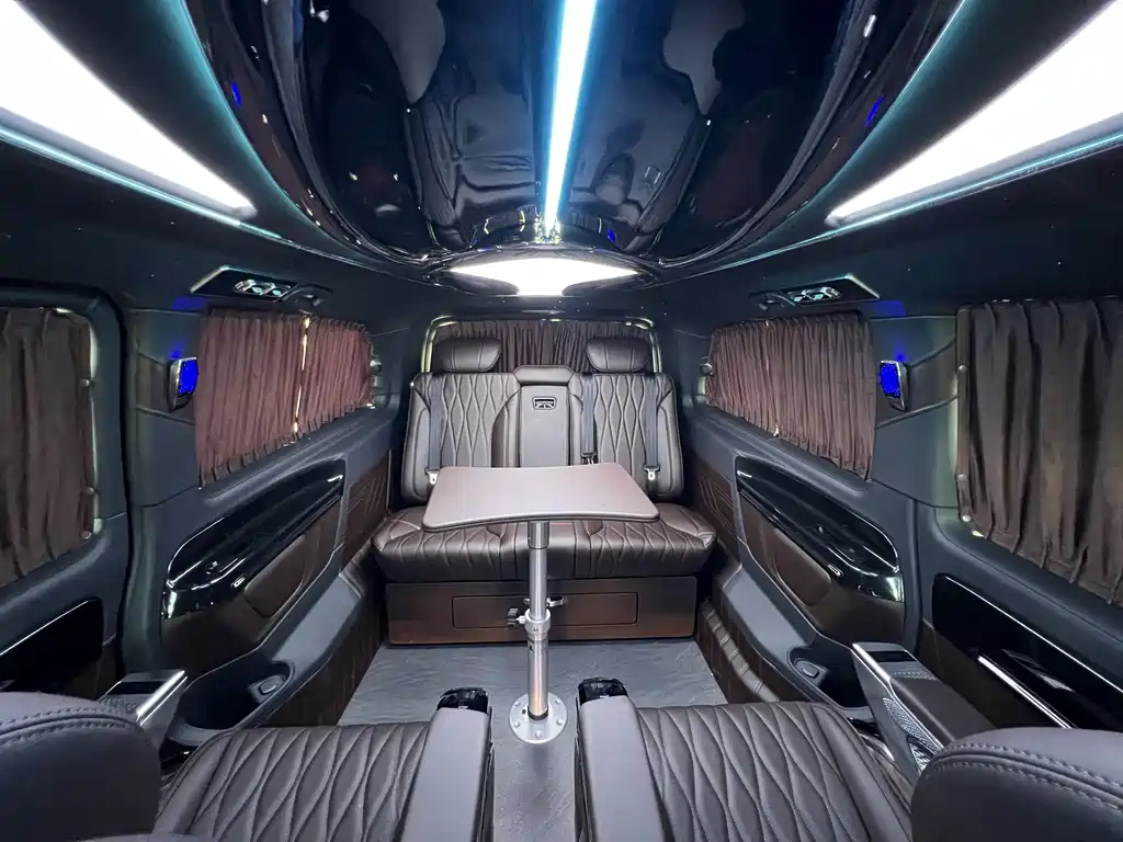 Mercedes-Benz Vito 2024 2.0T Elite 7 мест