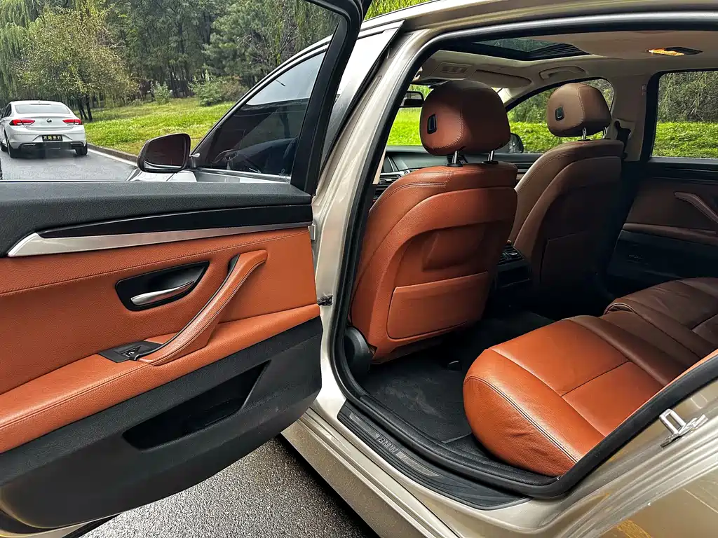 BMW 5 Series — миниатюра 7