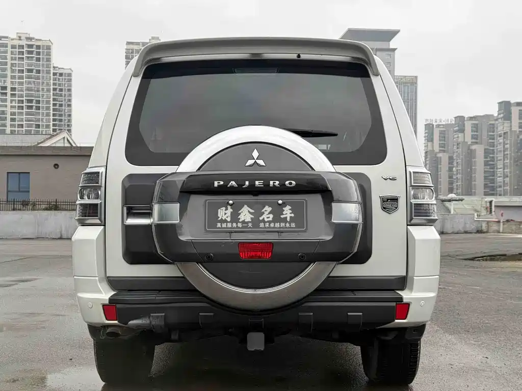 MITSUBISHI PAJERO