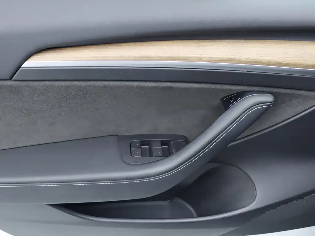 Tesla Model 3 — миниатюра 7