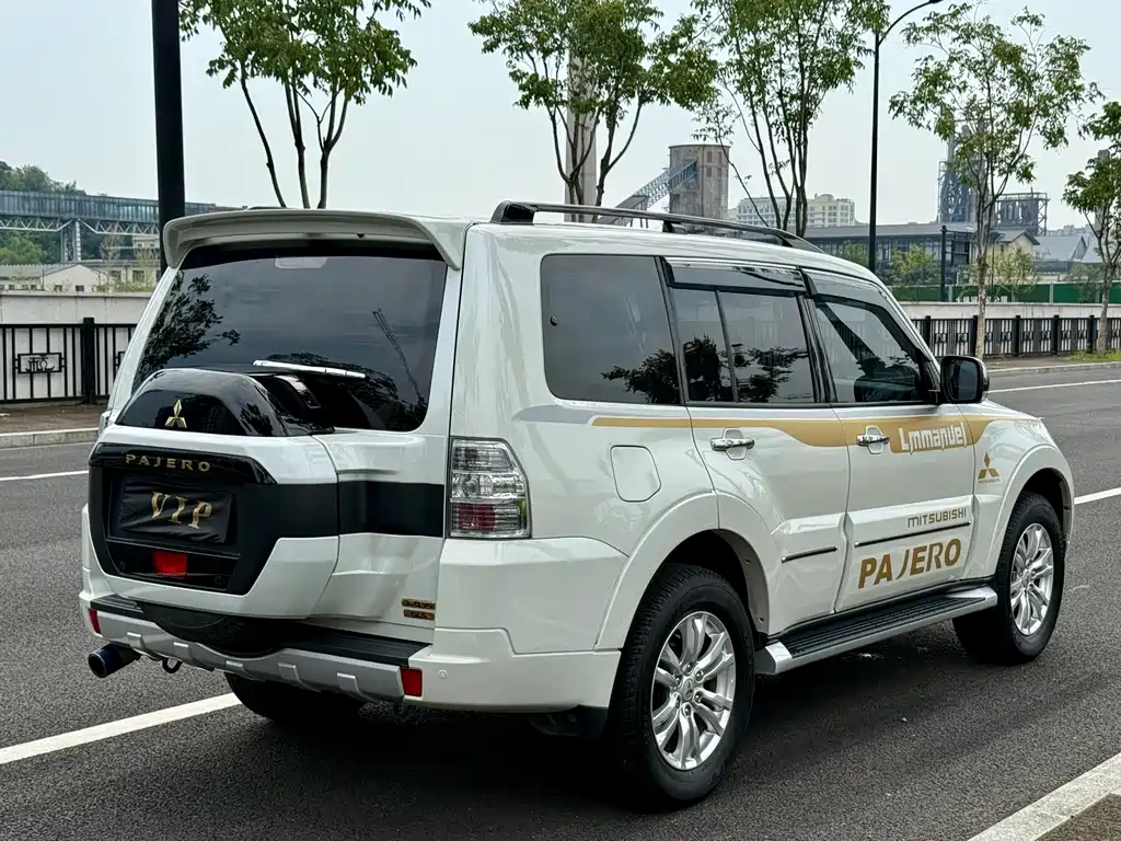 Mitsubishi Pajero (Import) — миниатюра 9