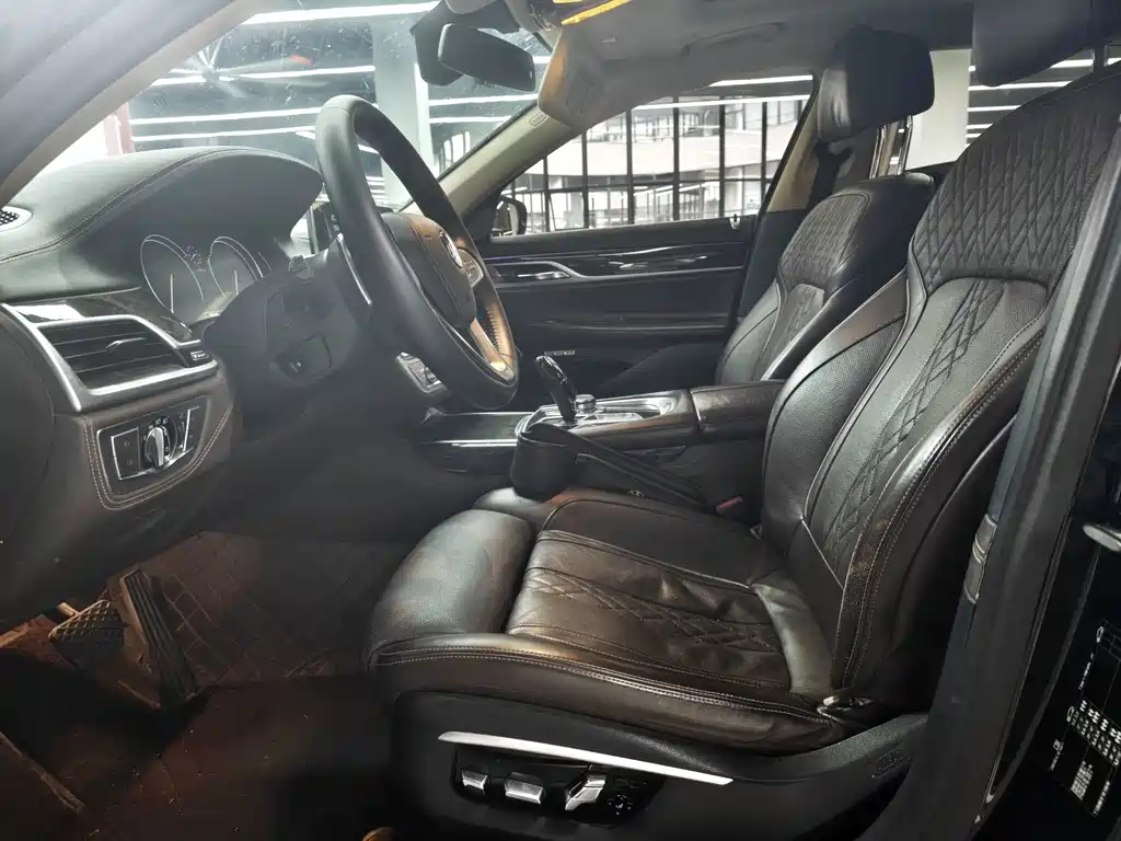 BMW 7 Series — миниатюра 6