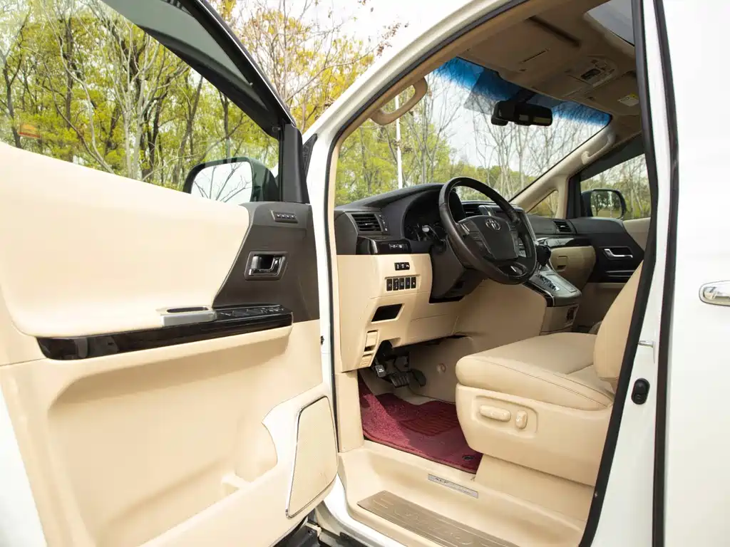 Toyota Alphard — миниатюра 10