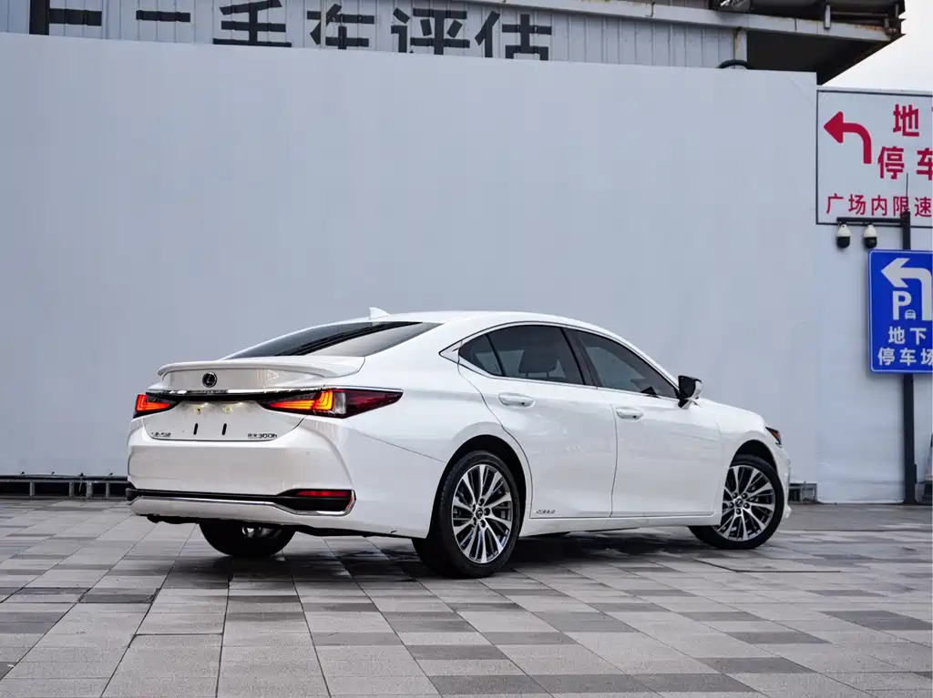 Lexus ES — миниатюра 6