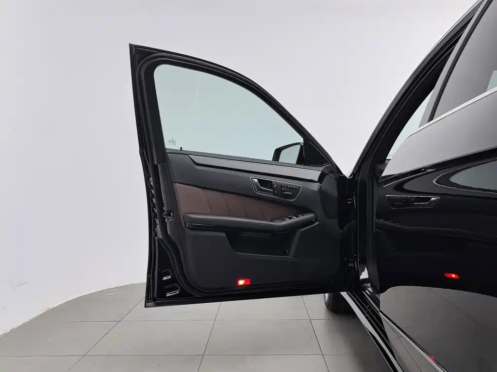 Mercedes-Benz E-Class — миниатюра 8
