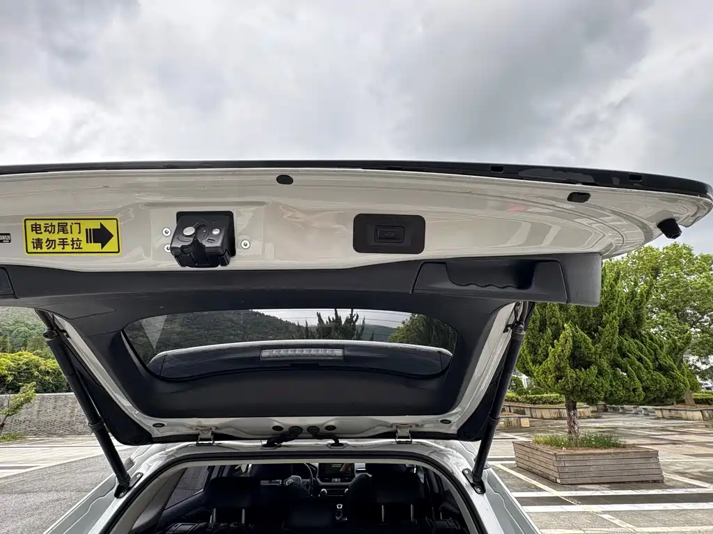 Toyota RAV4 — миниатюра 9