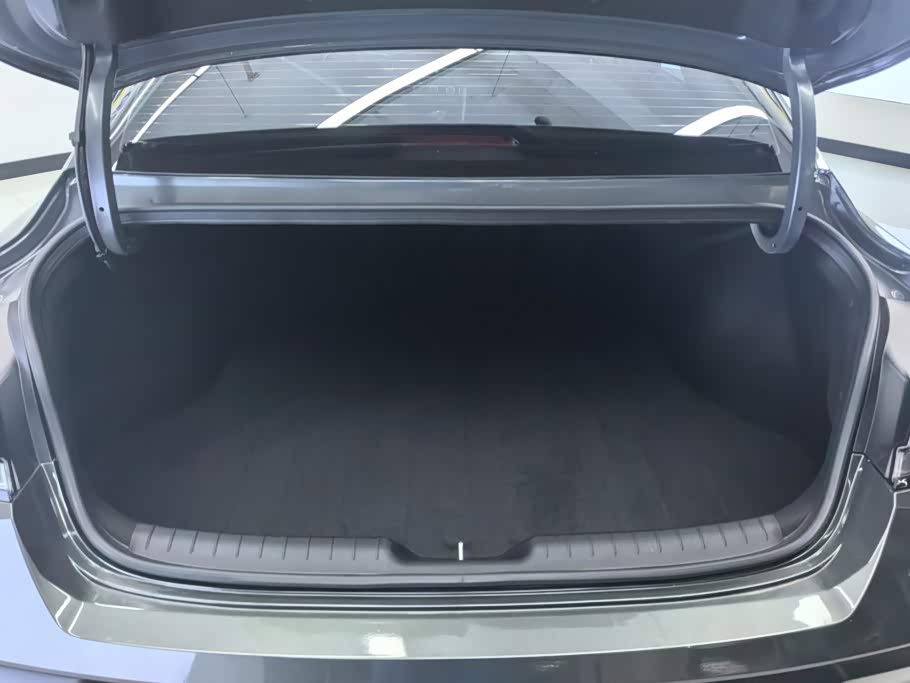 Hyundai Elantra 1.5 л 2026 г. Серебристо-серый, пробег 3700 км