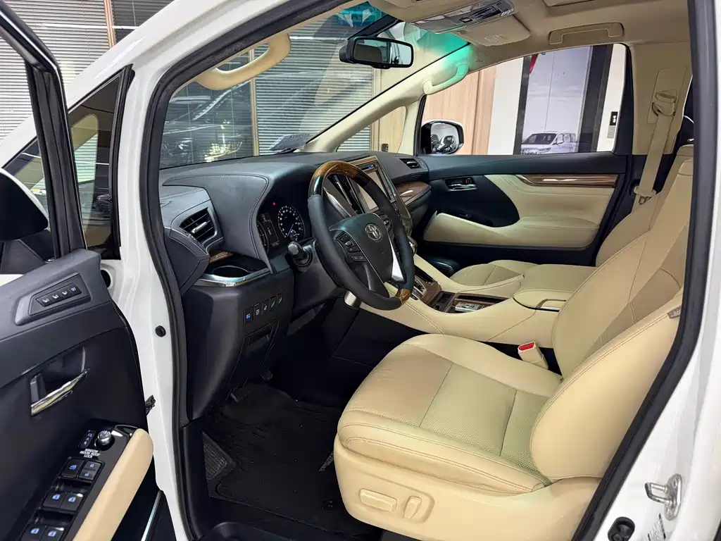 Toyota Alphard — миниатюра 4