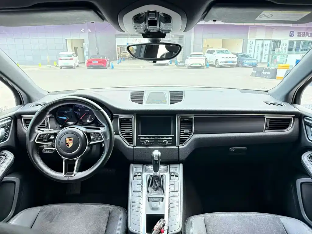 PORSCHE MACAN