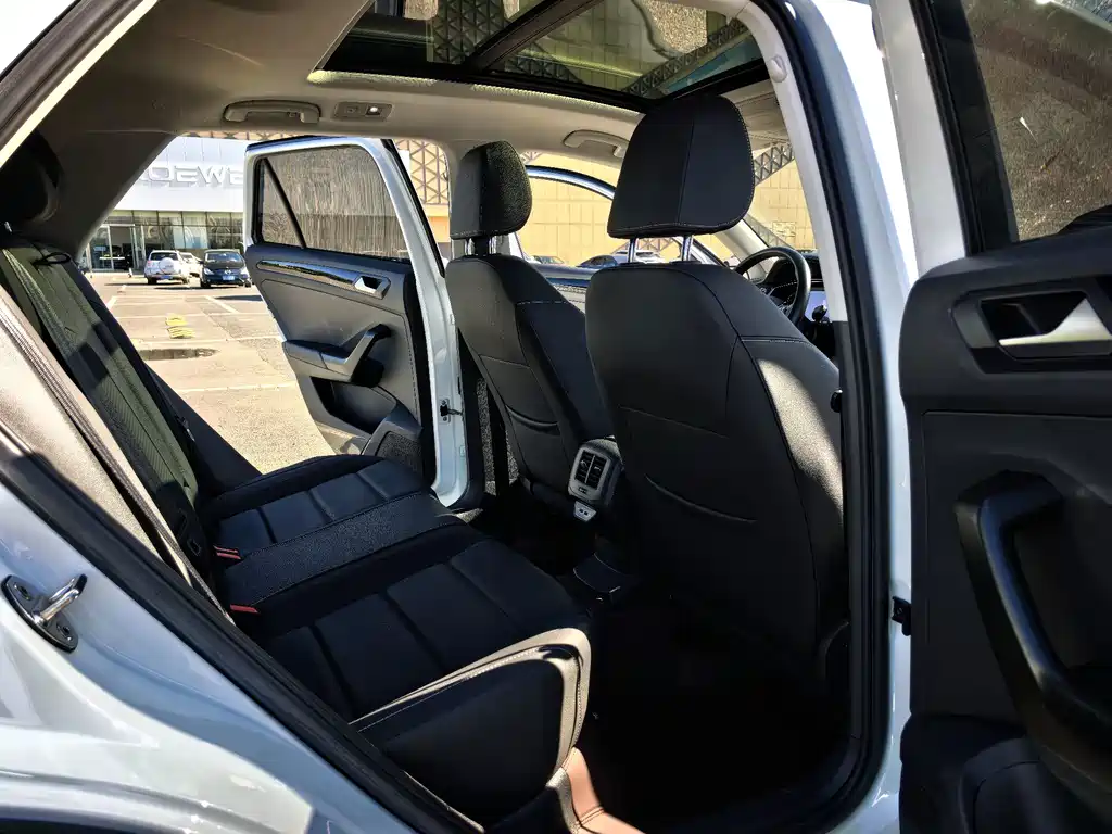 Volkswagen T-Roc — миниатюра 10