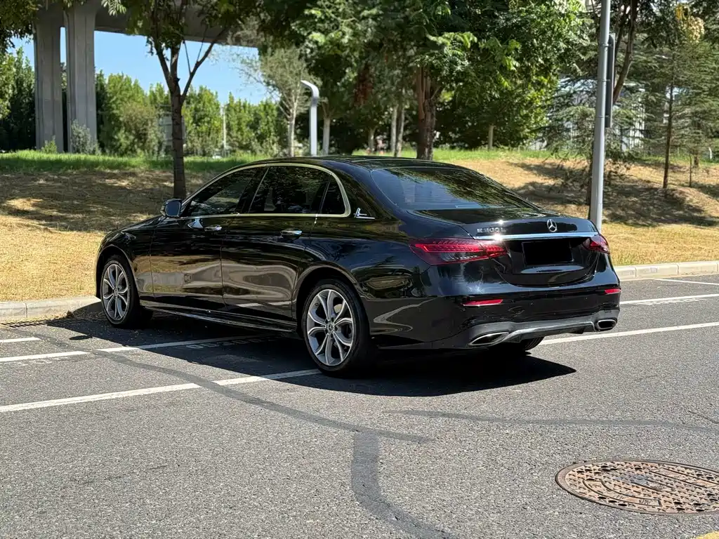 Mercedes-Benz E-Class — миниатюра 7