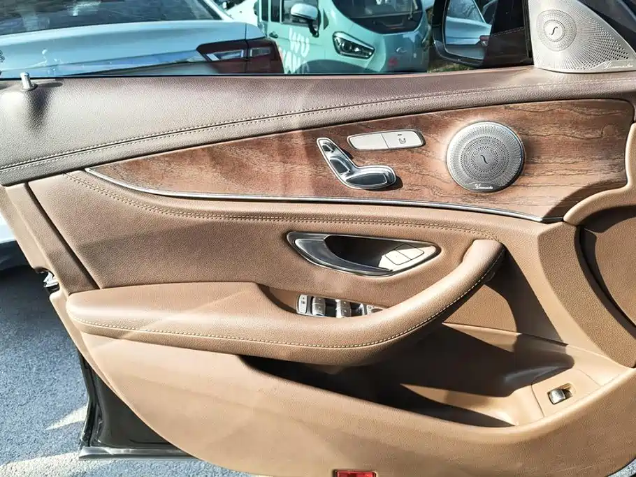 Mercedes-Benz E-Class — миниатюра 7