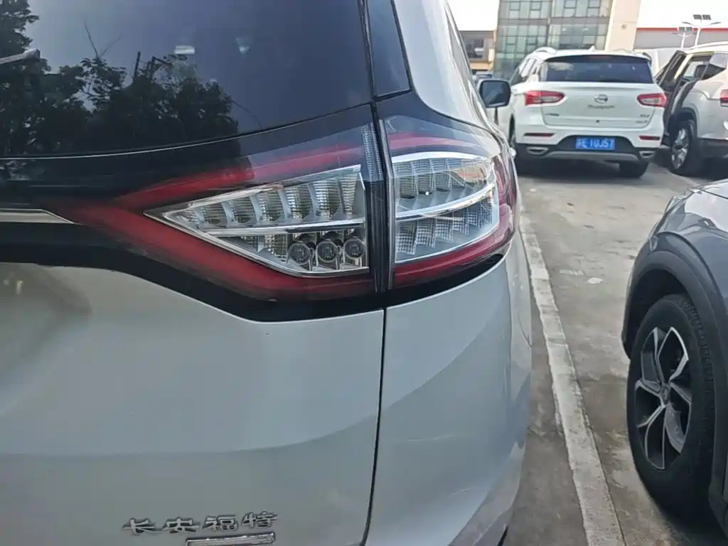 Ford Edge — миниатюра 8
