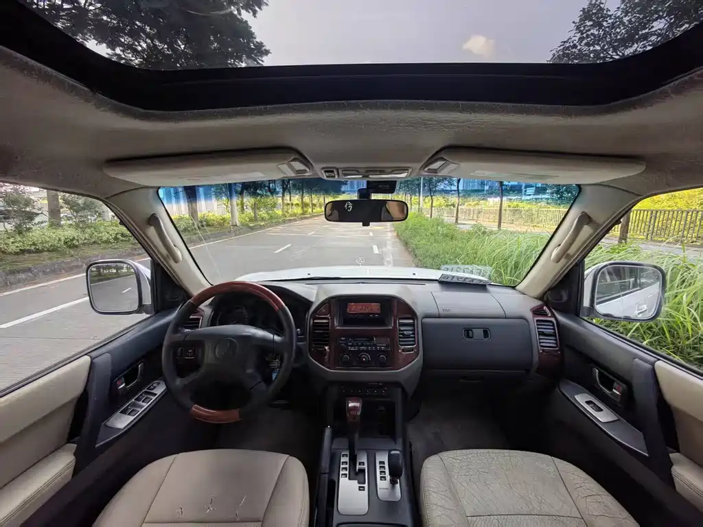 Mitsubishi Pajero (Import) — миниатюра 10