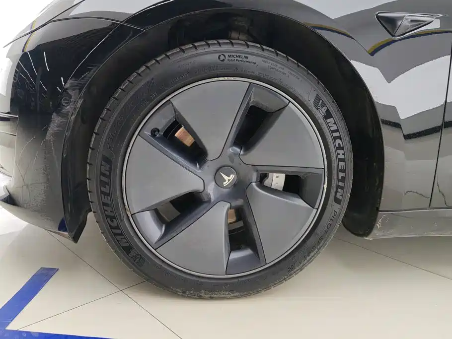 Tesla Model 3 — миниатюра 6