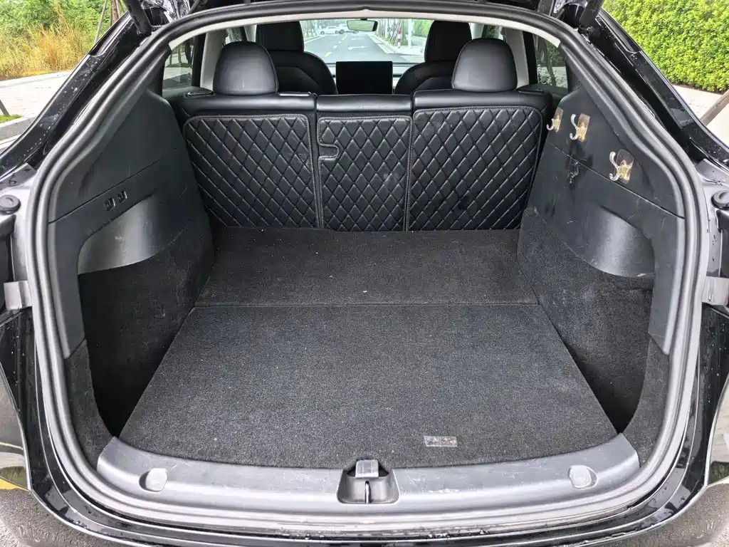 Tesla Model Y — миниатюра 20