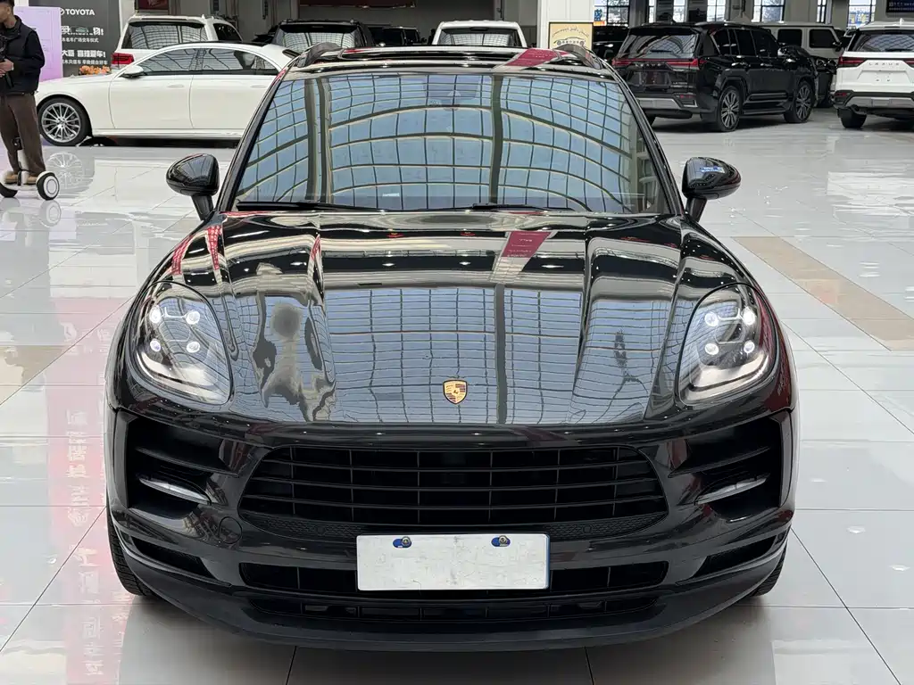 PORSCHE MACAN