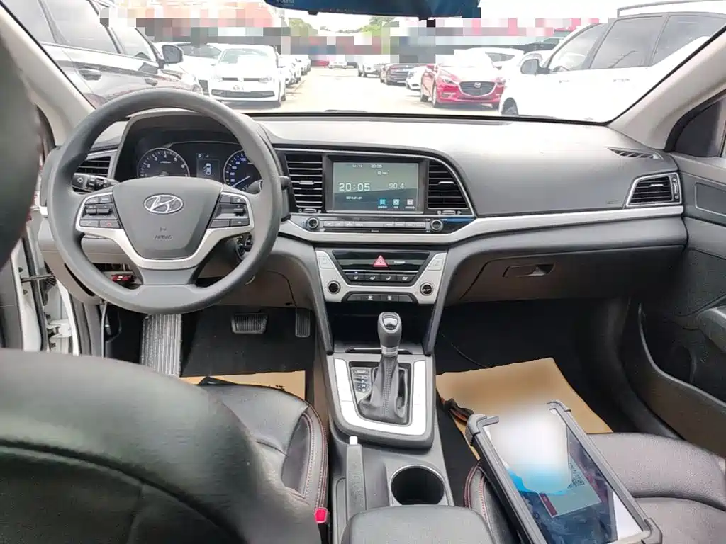 Hyundai Elantra — миниатюра 10