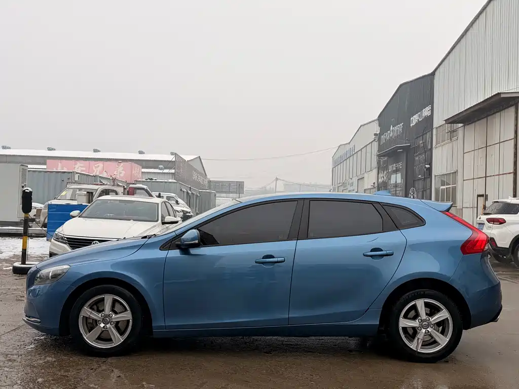 VOLVO V40