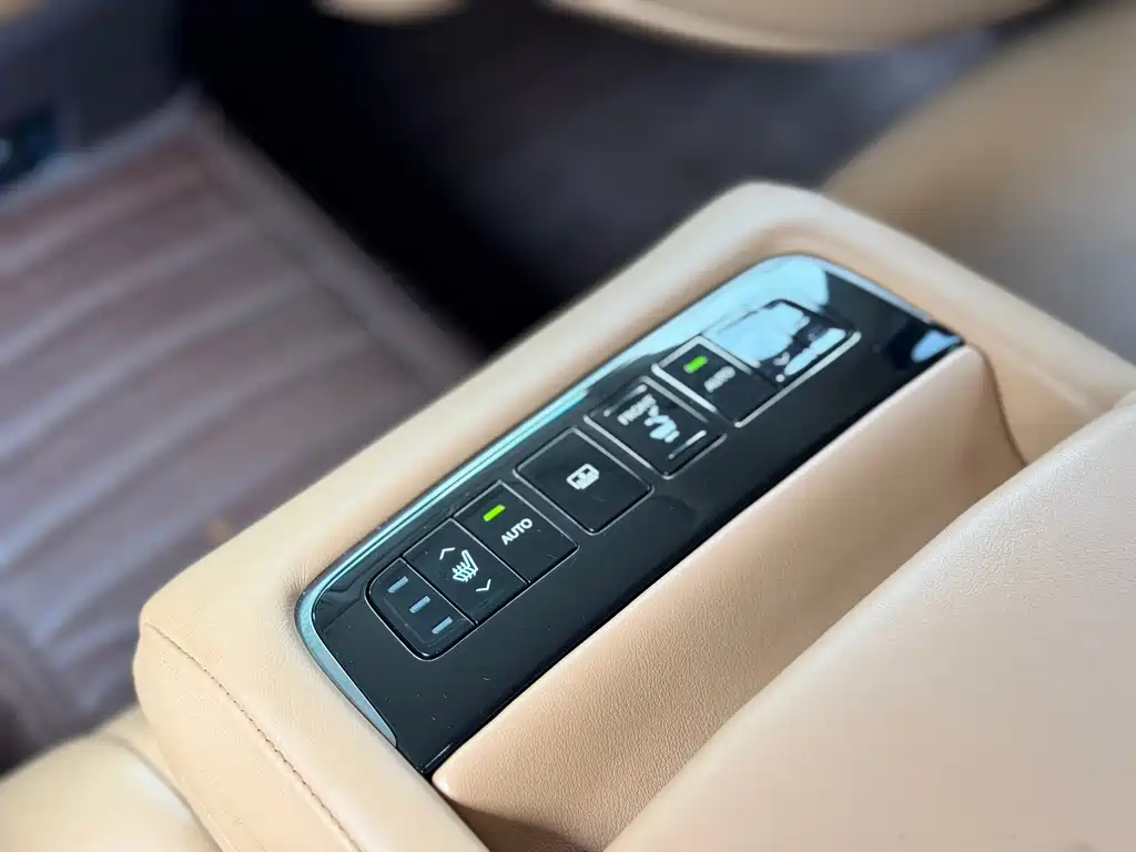 Lexus LS — миниатюра 14