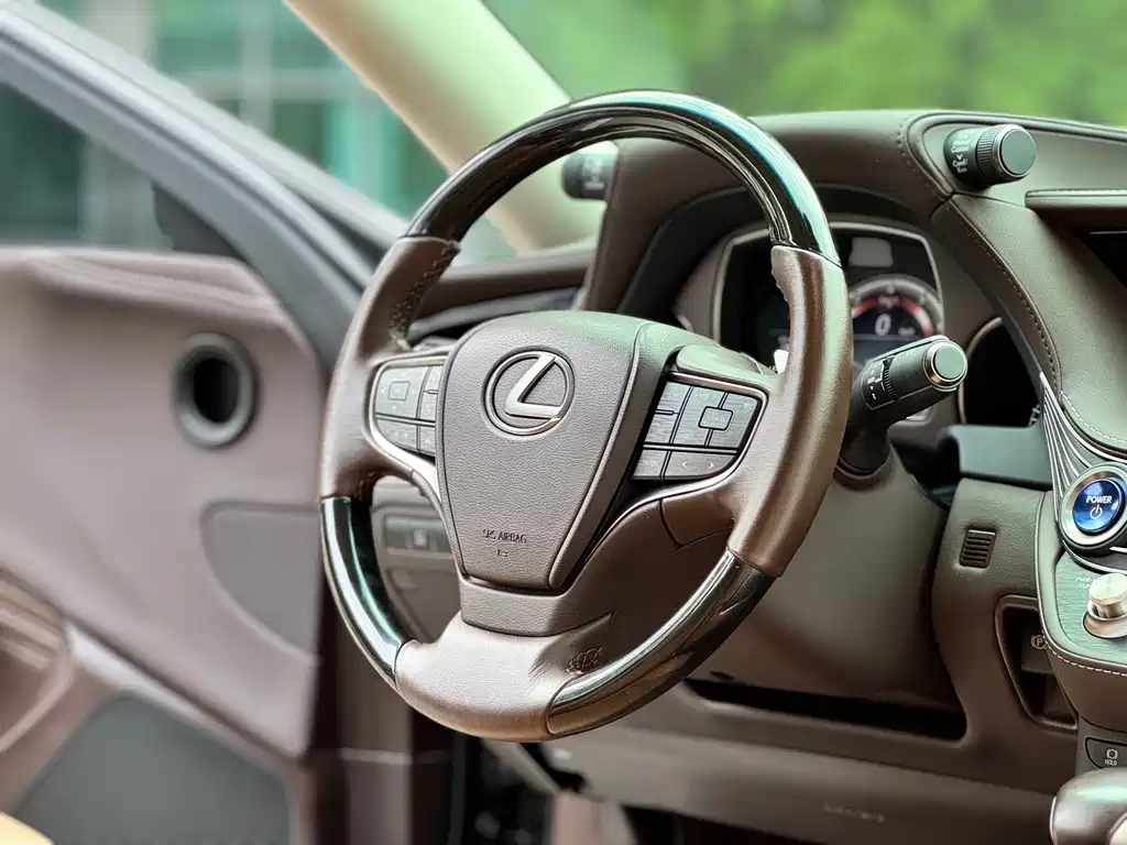 Lexus LS — миниатюра 13
