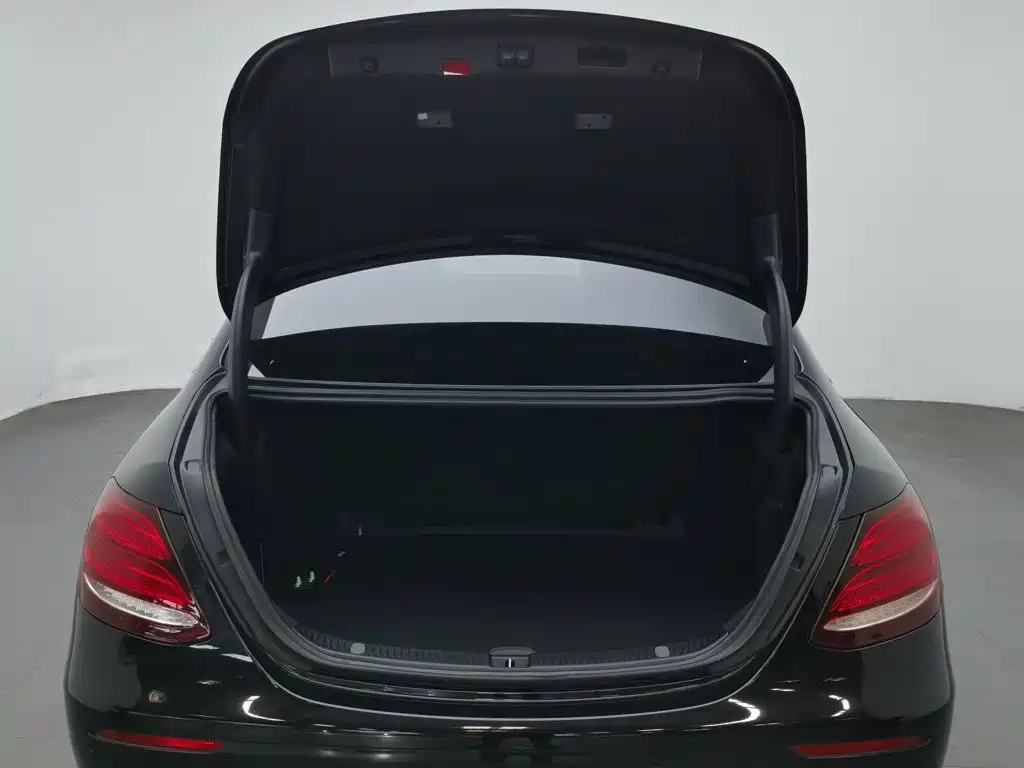 Mercedes-Benz E-Class — миниатюра 16