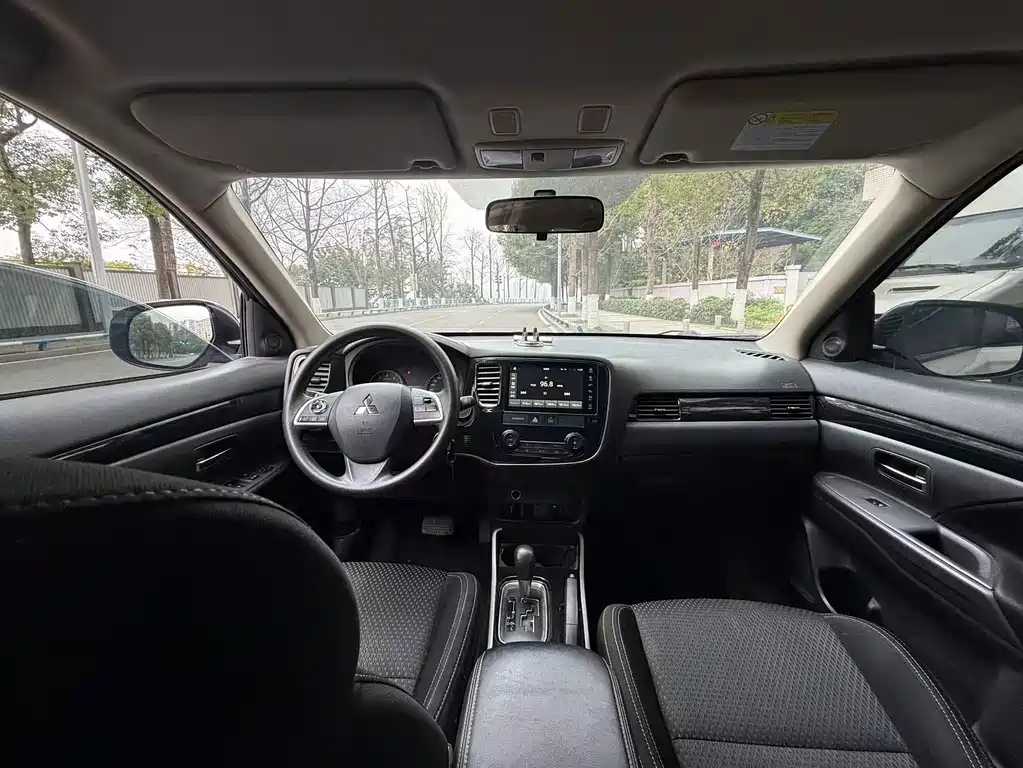 MITSUBISHI OUTLANDER