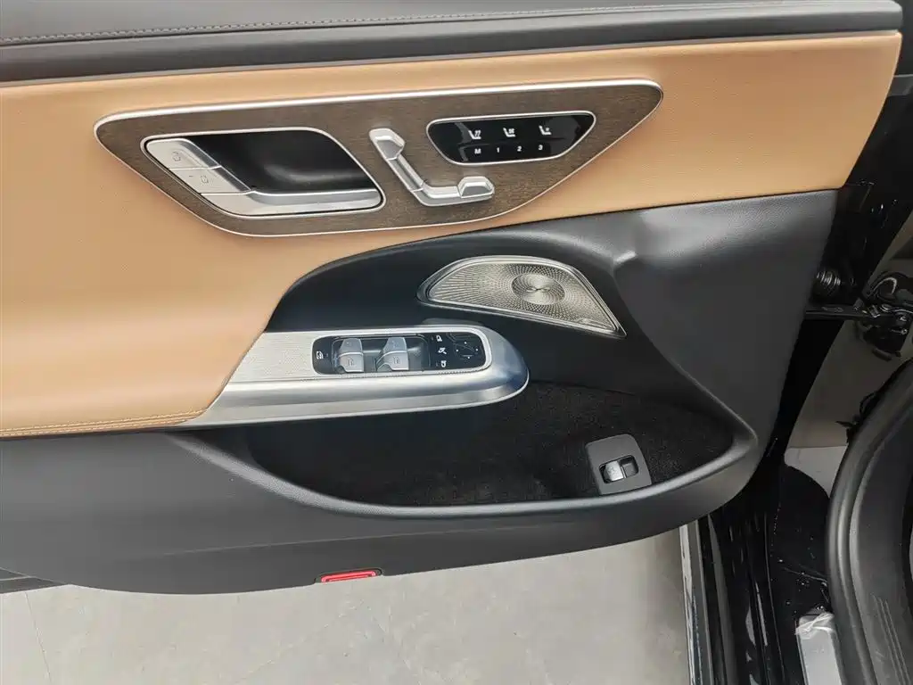 Mercedes-Benz E-Class — миниатюра 16