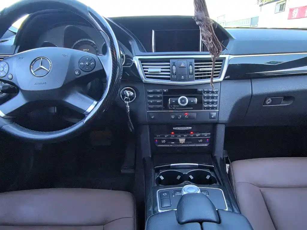 Mercedes-Benz E-Class — миниатюра 7