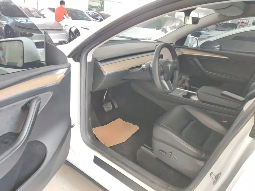 Tesla Model Y — миниатюра 12