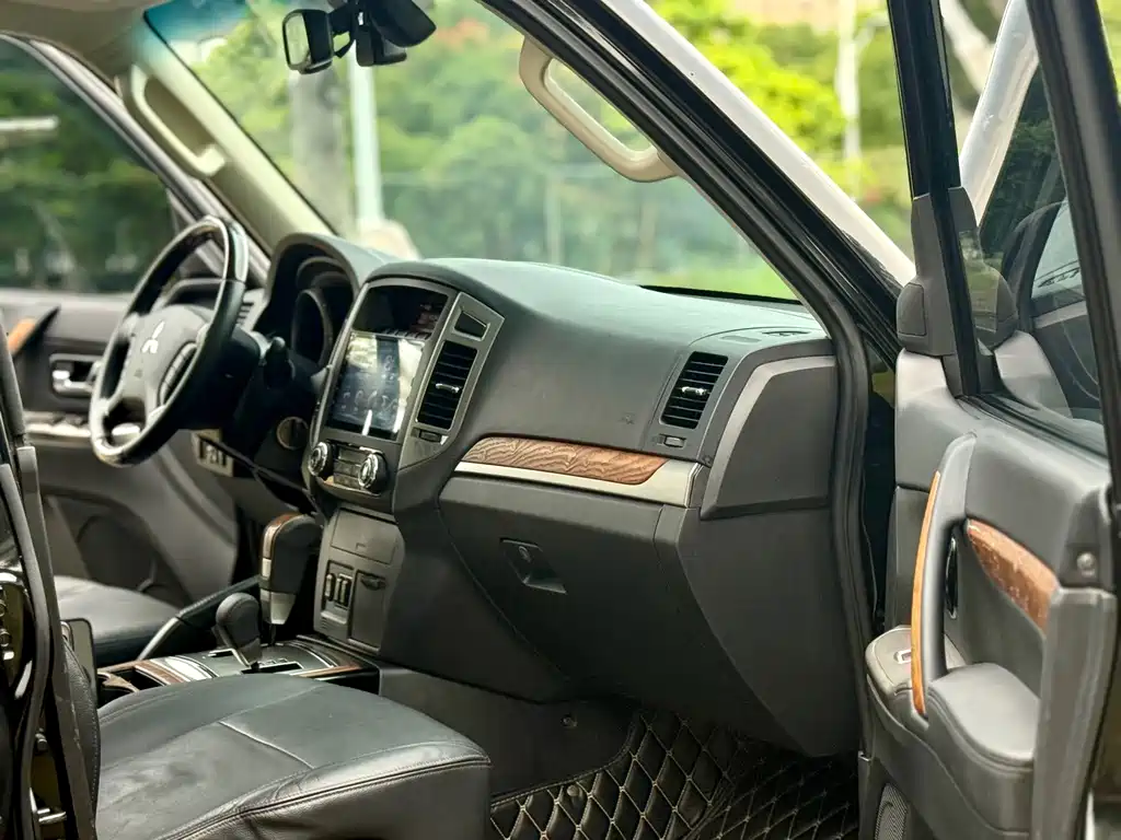 Mitsubishi Pajero (Import) — миниатюра 14