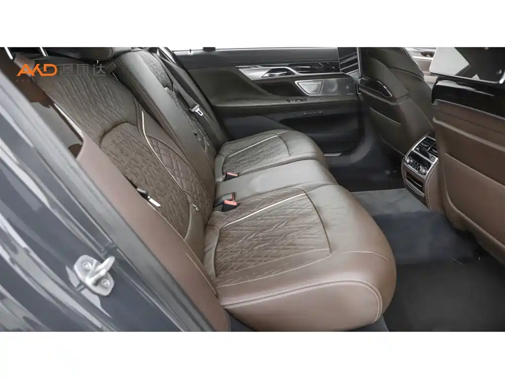 BMW 7 Series — миниатюра 8