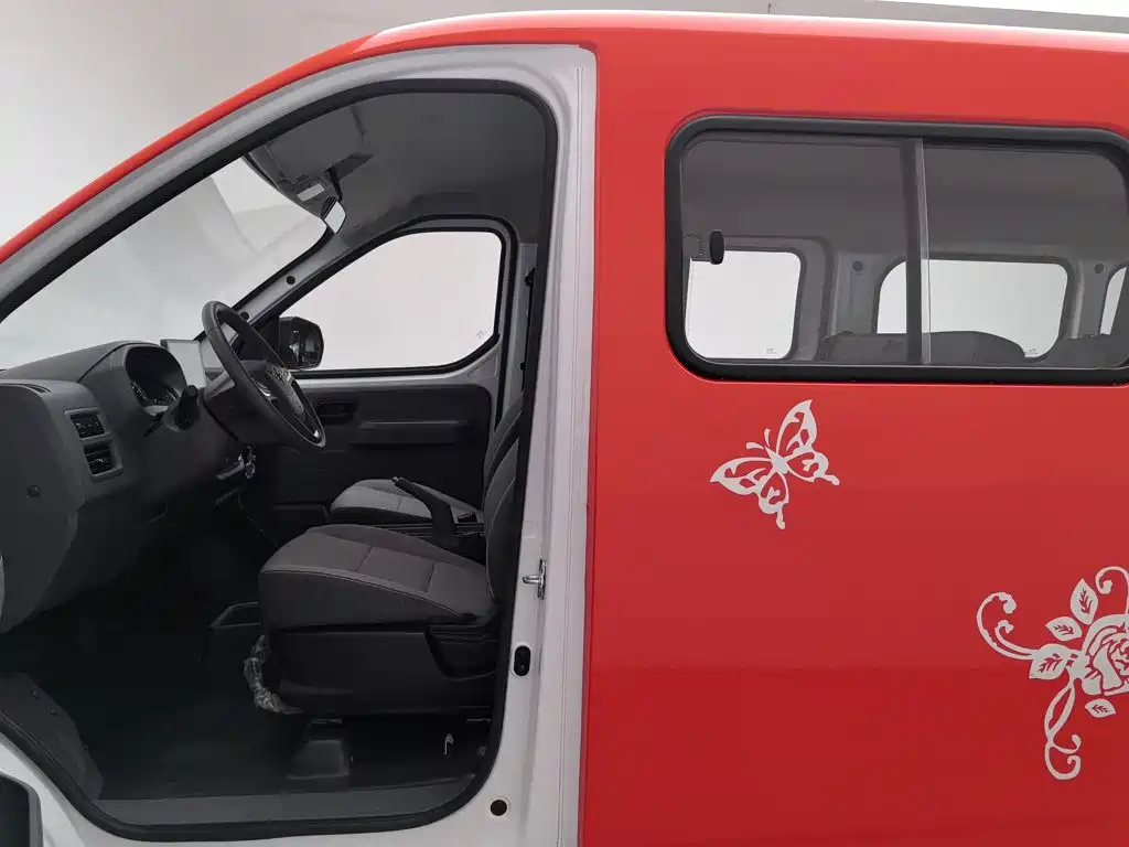 Wuling Yangguang — миниатюра 10