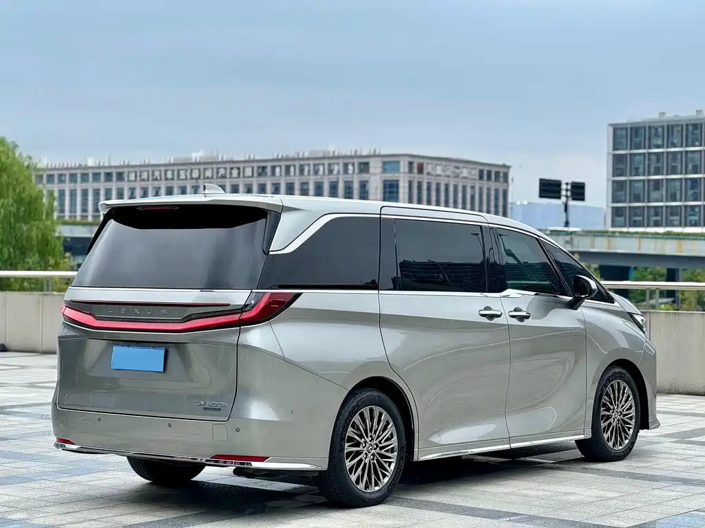 LEXUS LM
