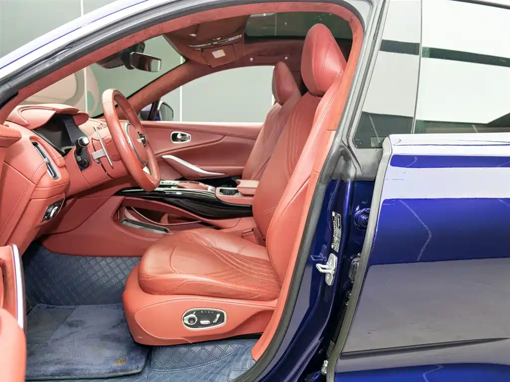 Aston Martin DBX 2023 3.0T STRAIGHT-SIX