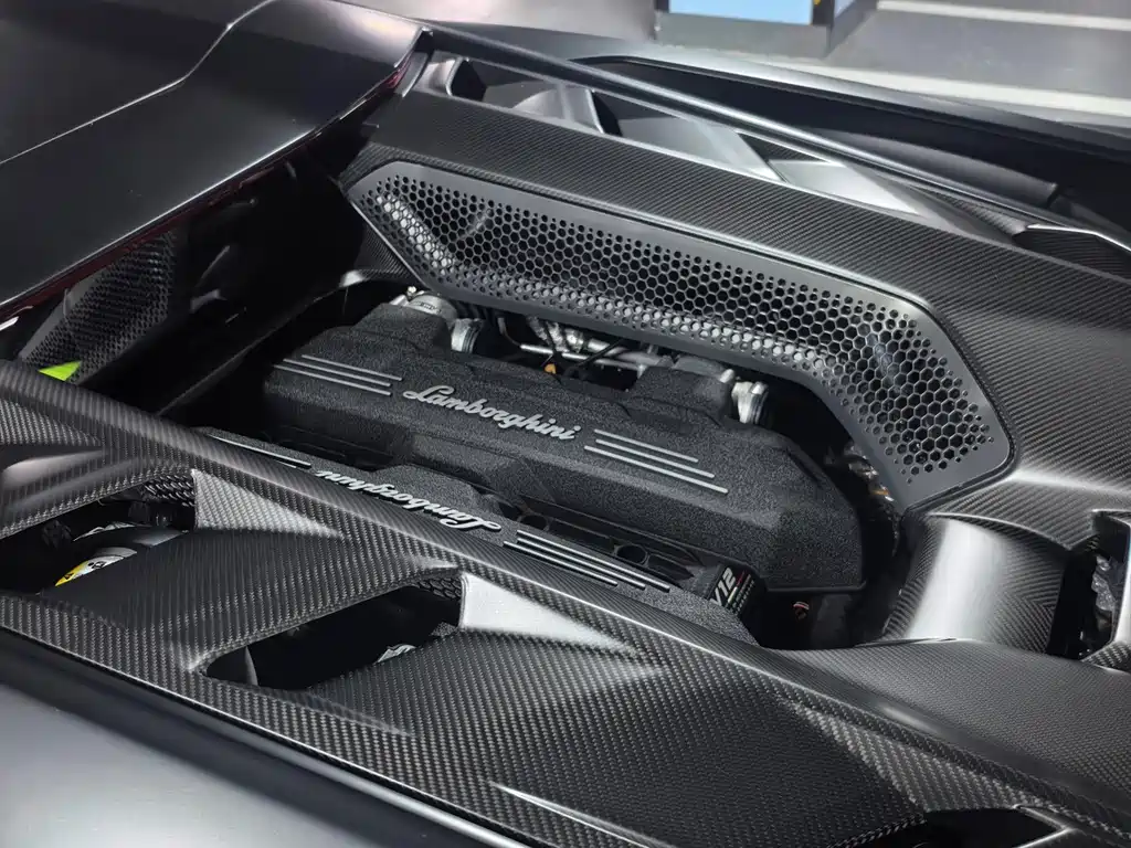 Lamborghini Revuelto — миниатюра 6