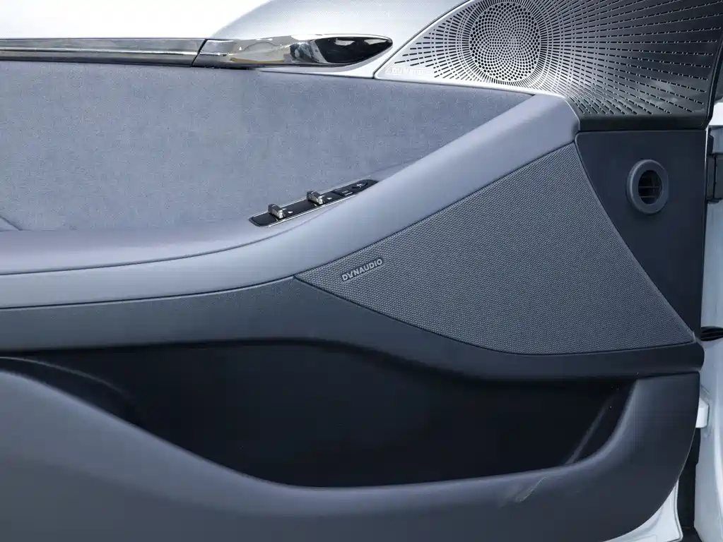 VOYAH LANTU CHASING LIGHT