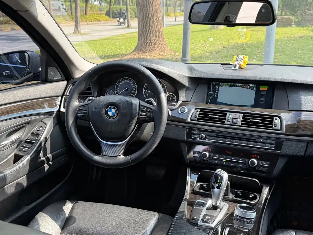 BMW 5 Series — миниатюра 13