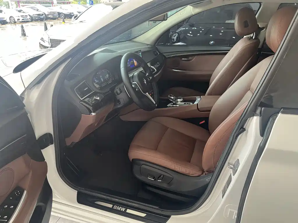 BMW 5 Series GT 5 GT 2017 528i Lead