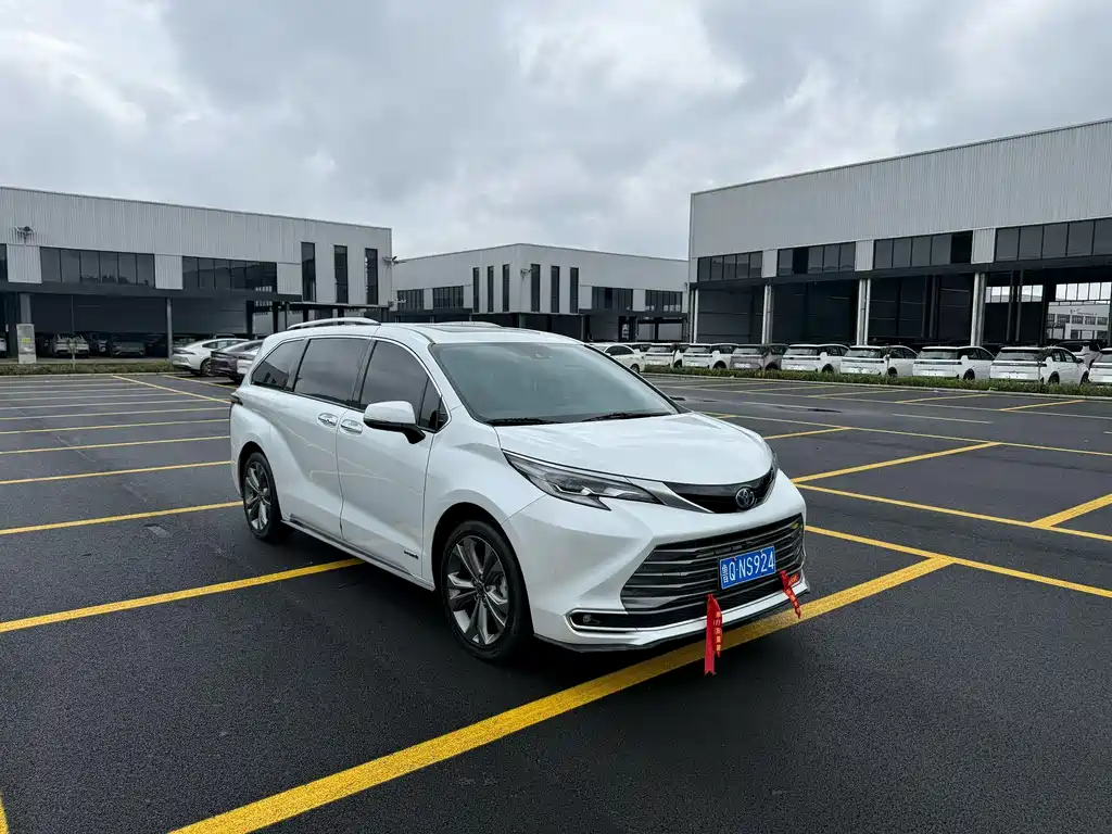 Toyota Sienna 2023 2.5L Luxury